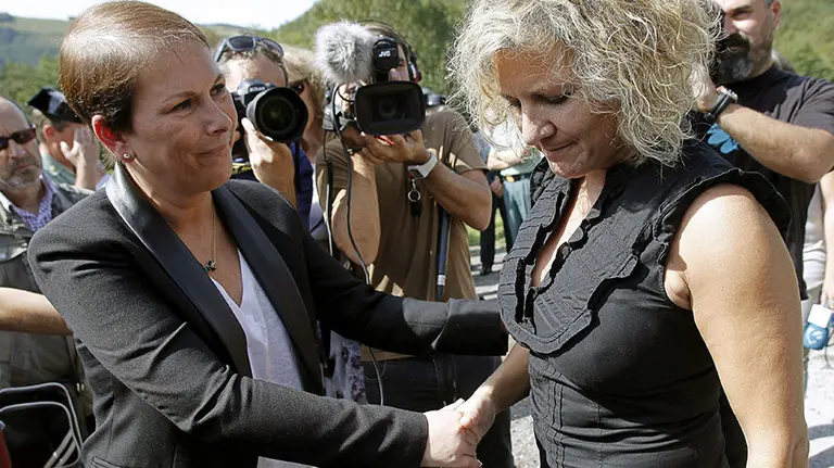 La presidenta del Gobierno de Navarra, Uxue Barkos (i), y la viuda de Juan Carlos Beiro, María José Rama (d), se saludan en el homenaje organizado en Leitza para recordar a este cabo de la Guardia Civil asesinado hace 13 años a manos de la banda terrorista ETA. EFE/Ivan Aguinaga