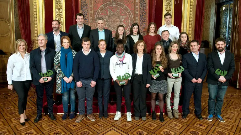 La Presidenta Barkos y el resto de autoridades junto con los y las premiadas. 