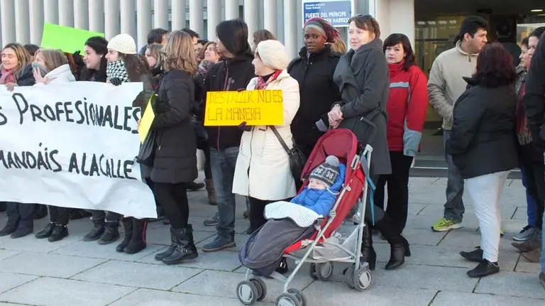 Trabajadoras de escuelas infantiles frente a Fuerte el Príncipe 3. S. REDÍN