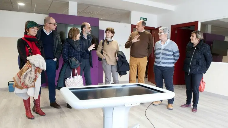 Tere Sáez, Carlos Gimeno, Esther Korres, Alberto Catalán, Isabel Aranburu, Juan Carlos Turumbay, Marisa Sorbet, director y jefa de estudios del C.P. de Noáin, y Marisa de Simón.