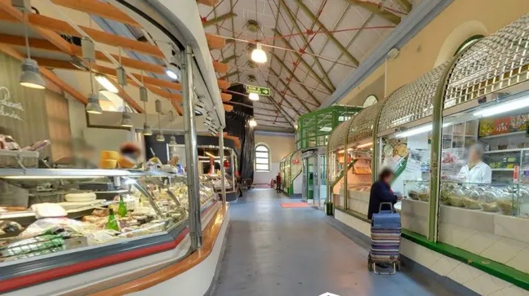 Interior del mercado de Santo Domingo en Pamplona.