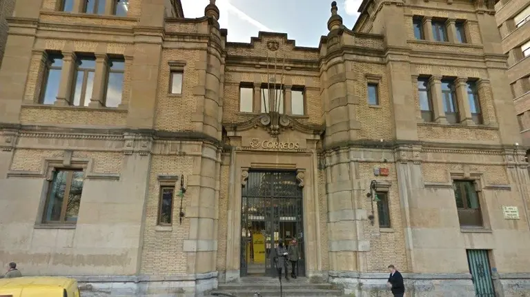 Oficina de Correos en el Paseo Sarasate de Pamplona.