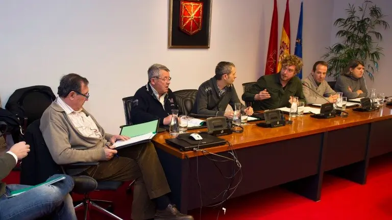 Representantes de las Comunidades de Regantes, Jorge Salcedo (i), Angel Mateo (2i), Enrique Castelruiz (3i), Pedro Osta (4i) y Javier Navarro (2d) en el Parlamento de Navarra. EFE.