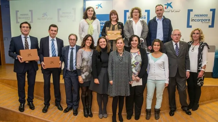 Ana D&iacute;ez Fontana, directora territorial de CaixaBank en Navarra, y Uxue Barkos junto a las empresas premiadas y los representantes de las entidades sociales intermediadoras.