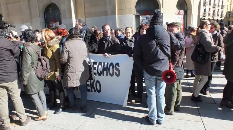 Concentraci&oacute;n por los derechos de los trabajadores frente al Palacio de Navarra 3. S.RED&Iacute;N