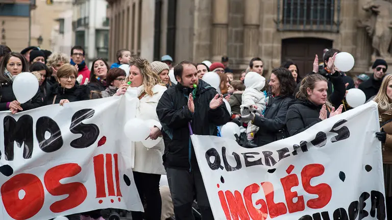 Padres y madres protestan a las puertas del Ayuntamiento de Pamplona ante la imposición de Bildu del Modelo D. PABLO LASAOSA 15