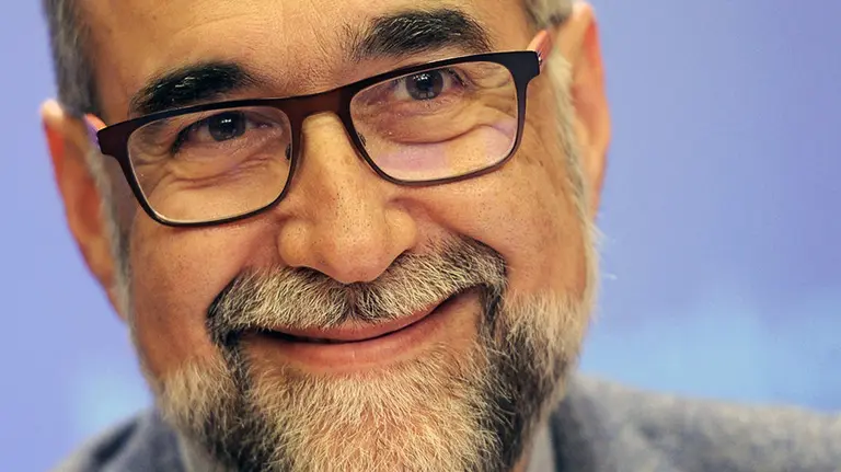 GRA148. PAMPLONA, 11/02/2016.- El consejero de Salud, Fernando Dom&iacute;nguez, durante la conferencia de prensa ofrecida hoy para anunciar que del Servicio Navarro de Salud va a plantear ante la Mesa Sectorial recuperar la gesti&oacute;n p&uacute;blica en las cocinas del Complejo Hospitalario de Navarra (CHN), decisi&oacute;n que tendr&aacute; "un sobrecoste de unos 700.000 euros anuales". EFE/Villar L&oacute;pez