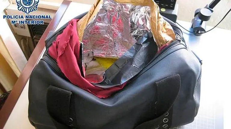 Bolso con forro de papel de plata para inhibir la alarma. PN