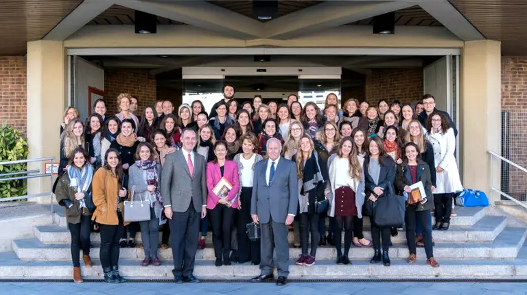 La ONG “Baloncesto para hijos de inmigrantes gana el I premio Cátedra María Egea de la Universidad de Navarra.