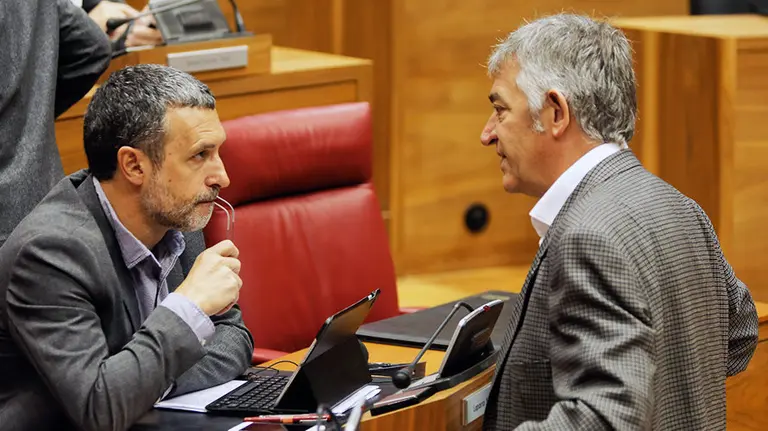 El consejero Laparra habla con Koldo Mart&iacute;nez (Geroa Bai)