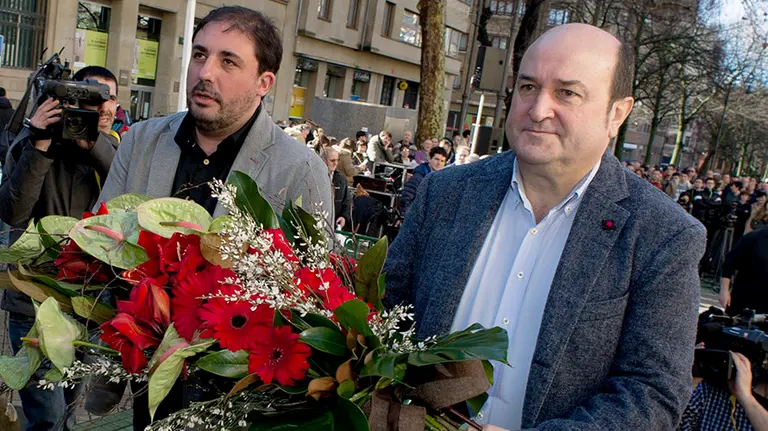 El presidente del Euzkadi Buru Batzar (EEB), Andoni Ortuzar (d), y el presidente del PNV de Navarra, Unai Hualde (i), durante la ofrenda floral que ha tenido lugar hoy en Pamplona ante la Estatua de los fueros de Navarra, tras la apertura de la VII Asamblea General que el PNV celebra en la capital navarra. EFE/Villar López