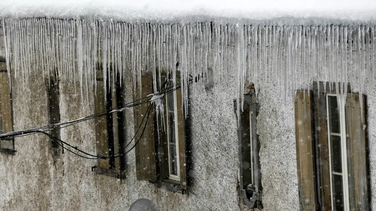 Car&aacute;mbanos de hielo penden de un en la localidad navarra de Roncesvalles en una jornada en la que la nieve caida ha vuelto a cubrir los montes del norte Navarra. EFEJes&uacute;s Diges