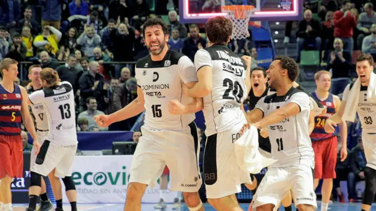 Alegría de los jugadores del Dominium Bilbao en la Coruña. Efe.