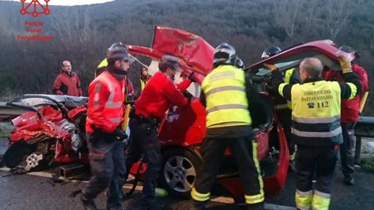 Conductor de un turismo atrapado en el interior d veh&iacute;culo tras una colisi&oacute;n con un cami&oacute;n en la NA-132-A, Acedo.