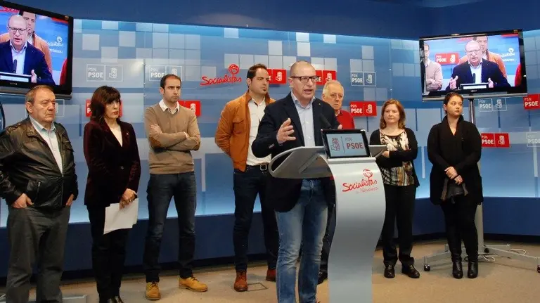 Carlos Gimeno, parlamentario del PSN, junto a otros miembros del partido.