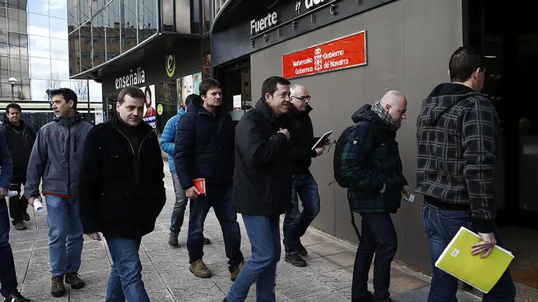 GRA254. PAMPLONA, 19/02/2016.- El presidente del comit&eacute; de empresa de la factor&iacute;a pamplonesa de ZF-TRW Josi Alvarez (3i), junto con el resto de miembros del comit&eacute;, entran a la reuni&oacute;n que mantienen desde esta tarde en Pamplona con el director europeo de Recursos Humanos de ZF-TRW, Martin Furber, y el vicepresidente de Operaciones de la multinacional, Maciej Gwozdz, para negociar el expediente de rescisi&oacute;n de contratos que ha presentado la direcci&oacute;n para la planta del pol&iacute;gono de Landaben. EFE/Jes&uacute;s Diges