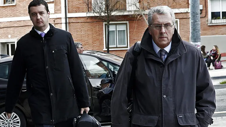 GRA260. PAMPLONA, 19/02/2016.- El gerente de la planta de ZF-TRW en Pamplona, Paul Parnham (d), y el vicepresidente de Operaciones de la multinacional europea, Maciej Gwozdz (i) a su llegada hoy a Pamplona donde mantienen desde esta tarde una reuni&oacute;n con el comit&eacute; de empresa de la factor&iacute;a pamplonesa para negociar el expediente de rescisi&oacute;n de contratos que ha presentado la direcci&oacute;n para la planta del pol&iacute;gono de Landaben. EFE/Jes&uacute;s Diges