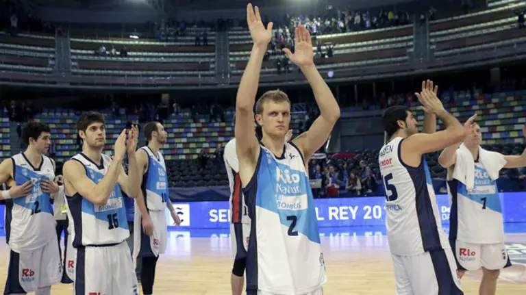 Los jugadores del Obradoiro aplauden a su público al caer eliminados. Efe.