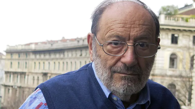 GRA059 MADRID, 06/04/2015.- El escritor y filósofo italiano Umberto Eco vuelve a la carga con "Número cero", una novela donde critica el mal periodismo, la mentira y la manipulación de la historia. Una parodia sobre estos tiempos convulsos, porque, en opinión del profesor, "esa es la función crítica del intelectual". EFE/Carmen Sigüenza