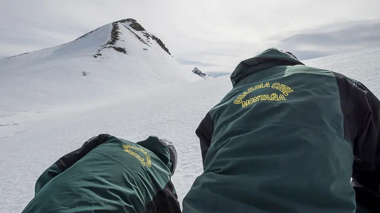 Equipo del GREIM de la Guardia Civil durante unas practicas de rescate. PABLO LASAOSA 3