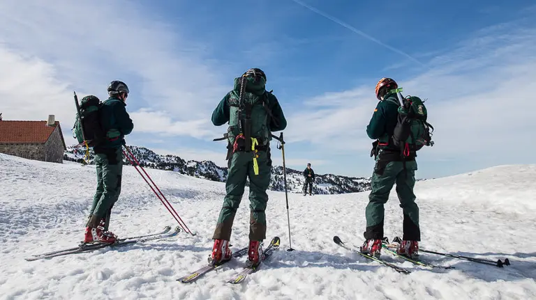 Equipo del GREIM de la Guardia Civil durante unas practicas de rescate. PABLO LASAOSA