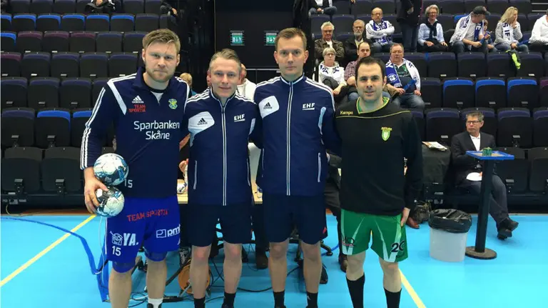 Pareja arbitral y capitanes del Ystads y Helvetia en Suecia.