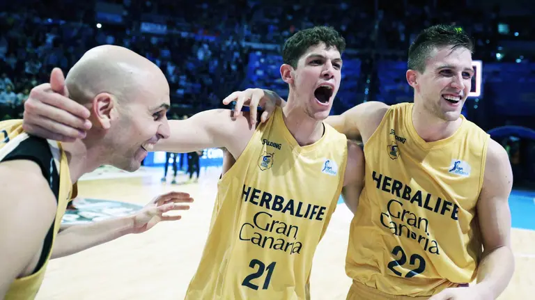 GRA449. A CORUÑA, 20/02/2016.- Los jugadores del Herbalife Gran Canaria Alberto Olivier, Oriol Paulí y Alen Omic (i-d), celebran su victoria por 71-81 ante el Dominion Bilbao Basket tras el partido de la primera semifinal de la Copa del Rey que se juega esta noche en el Coliseo de A Coruña. EFE/Lavandeira jr