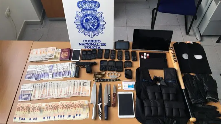 Material intervenido a la banda británica en Marbella. EP.