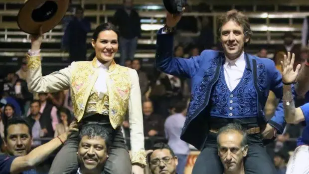 Hermoso y Mónica Serrano se van en volandas.