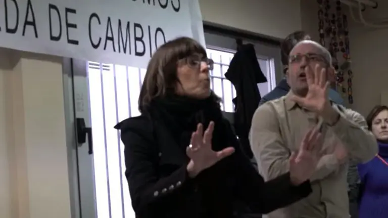 Los concejales de Bildu Maider Beloki y Joxe Abaurrea explican la imposición del euskera en la escuela Donibane.