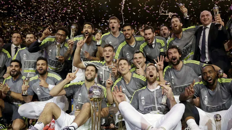 GRA571. A CORUÑA, 21/02/2016.- Jugadores y cuerpo técnico del Real Madrid, celebran su victoria en la final de la Copa del Rey de baloncesto, tras derrotar al Herbalife Gran Canaria, por 85-81, en el encuentro que han disputado esta noche en el Coliseum de A Coruña. EFE /lavandeira jr