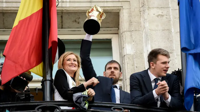 El Real Madrid de baloncesto celebra su título de Copa del Rey en la sede de la Comunidad de Madrid. Efe