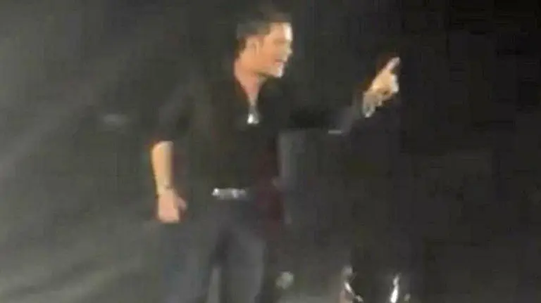 Alejandro Sanz se encara con el agresor.