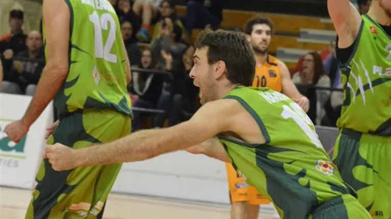 Iñaki Narros celebra la última canasta del partido. Foto web Feb.es