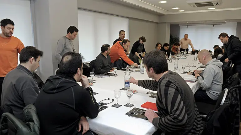 GRA062. PAMPLONA, 23/02/2016.- El presidente del comité de empresa de la planta que TRW tiene en Landaben, Josi Álvarez (fondo, d), junto al resto de miembros del comité, durante la reunión mantenida hoy con la dirección para intentar un acuerdo, el último intento, en torno a una propuesta anunciada por la multinacional y que será valorada por la asamblea de trabajadores. EFE/Villar López
