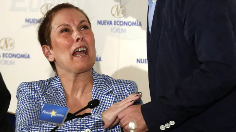 GRA029. MADRID, 23/02/2016.- La presidenta de Navarra, Uxue Barkos, saluda al filósofo y profesor del Instituto de Gobernanza Democrática, Daniel Innerarity, quien la ha presentado hoy en un desayuno informativo organizado por el Fórum Europa en el que ha participado hoy. EFE/Paco Campos