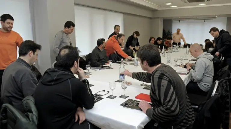 El presidente del comit&eacute; de empresa de la planta que TRW tiene en Landaben, Josi &Aacute;lvarez (fondo, d), junto al resto de miembros del comit&eacute;. EFE.