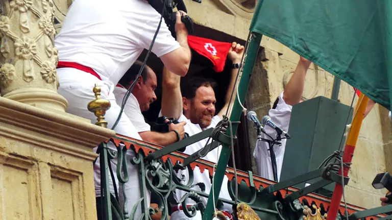 El presidente del comité local de Cruz Roja en Pamplona lanzó el Chupinazo en 2014.
