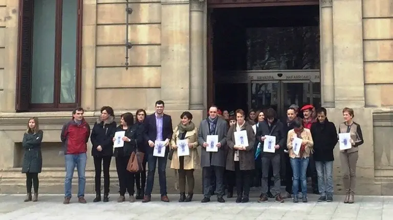 La Presidenta del Palamento, Ainhoa Aznárez, junto a Parlamentarios y trabajadores de la Cámara.