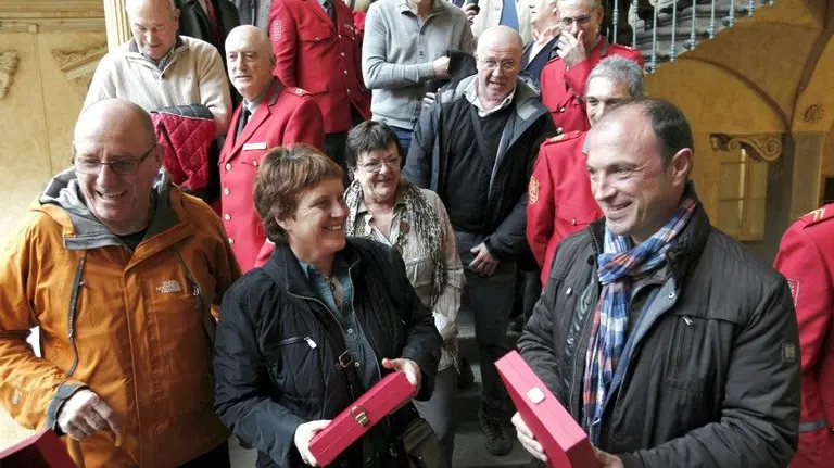 La consejera de Presidencia Mar&iacute;a Jos&eacute; Beaumont (c-segundo t&eacute;rmino), durante el homenaje que ha tenido lugar hoy en Pamplona a los polic&iacute;as forales jubilados en 2015. EFE.