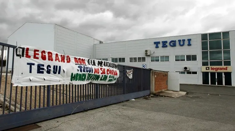 Exterior de la empresa Legrand (antigua Tegui), ubicada en el polígono de Landaben de Pamplona. EFEVillar López