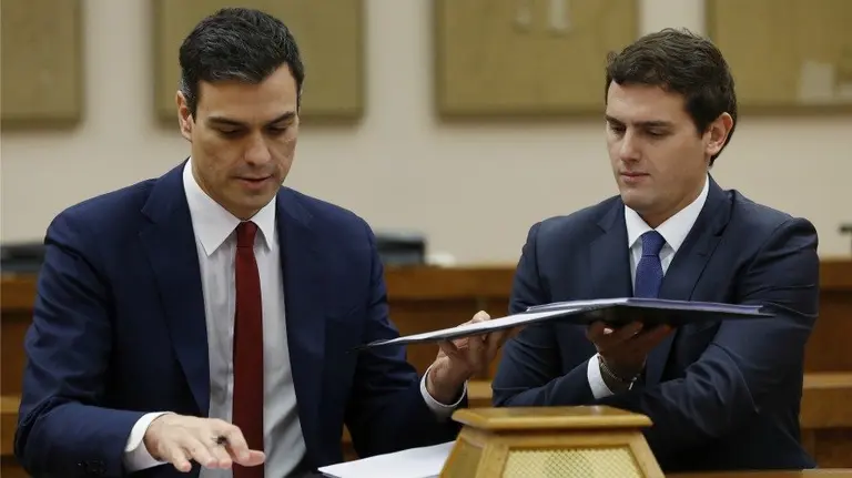 El secretario general del PSOE, Pedro Sánchez (i), y el presidente de Ciudadanos, Albert Rivera, durante la firma de un acuerdo de investidura. EFEChema Moya