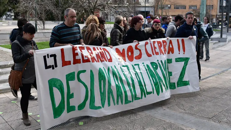 Concentración de los trabajadores de la empresa Legrand (antigua Tegui) ante la sede del Departamento de Industria. PABLO LASAOSA (3)