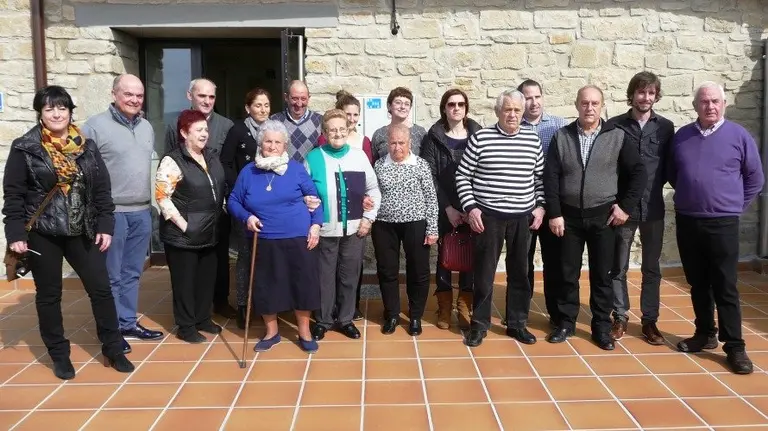 Parlamentarios, autoridades municipales, usuarios y trabajadora social del Centro de Atención Rural de Aibar.