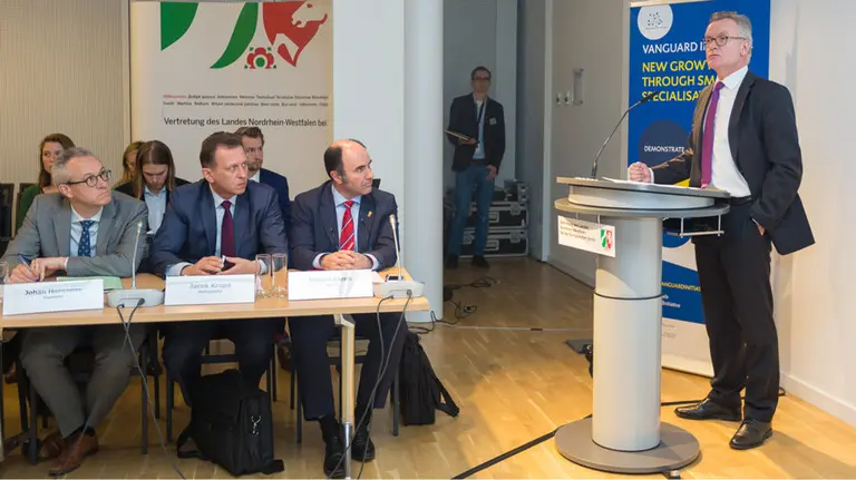 El vicepresidente Ayerdi durante la reunión.