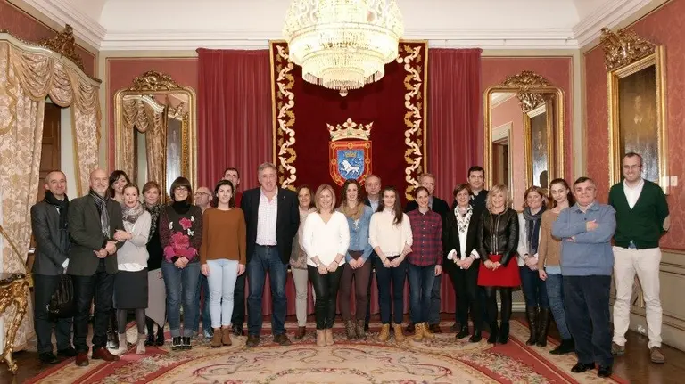 El Ayuntamiento recibe al equipo de gimnasia rítmica de la S.C.D.R. Anaitasuna, que se proclamó campeón de España.