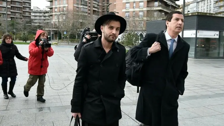 Abel Azcona antes de declarar en el Juzgado de Pamplona.