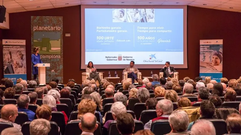De izquierda a derecha, Ana Díez Fontana, Miguel Laparra y Marc Simón, en un momento de su coloquio con Cristina Ochoa, conductora del acto.
