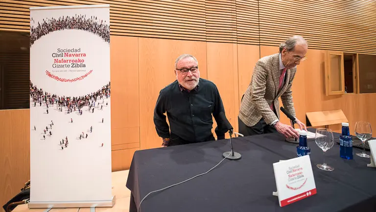 Fernando Savater durante la charla promovida por Sociedad Civil Navarra. PABLO LASAOSA 2