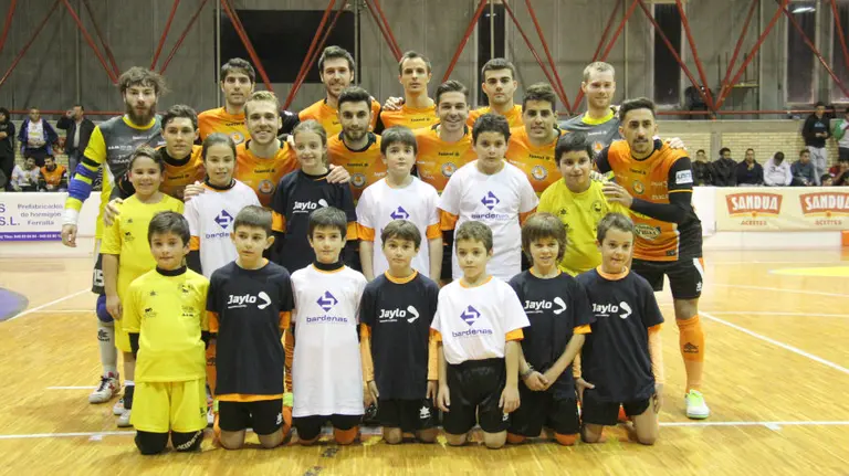 Plantilla del Aspil Vidal posando con un grupo de chavales en Tudela.